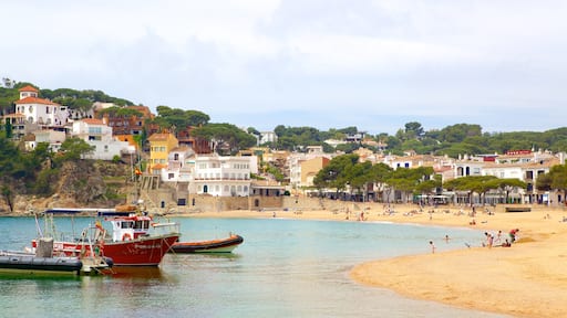 Llafranc ofreciendo una playa de arena y una ciudad costera