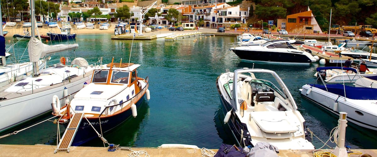 Llafranc bevat een jachthaven en een kuststadje