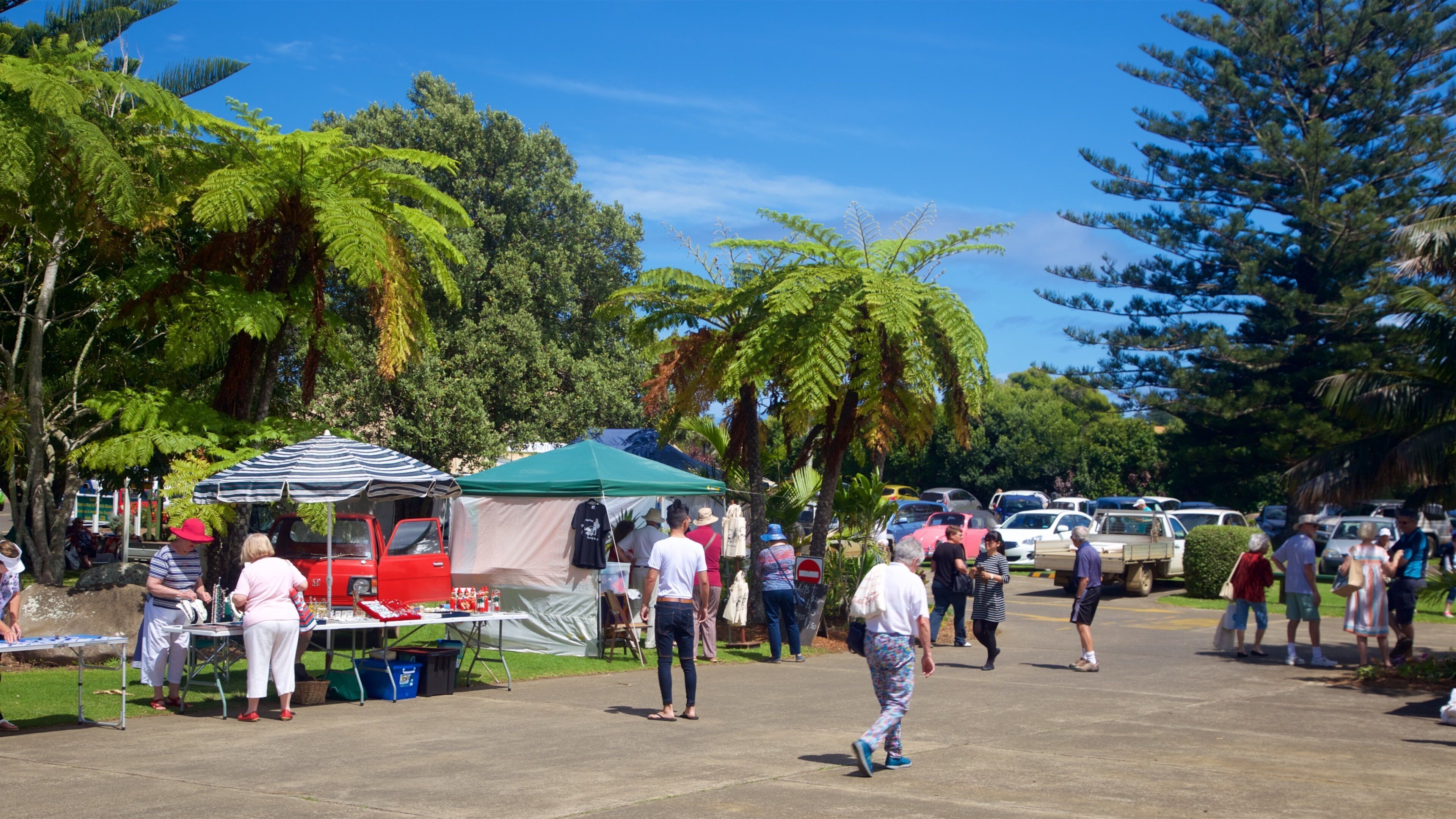 Burnt Pine sowie kleine Menschengruppe