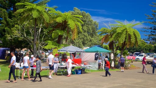 Burnt Pine i tillegg til en liten gruppe med mennesker
