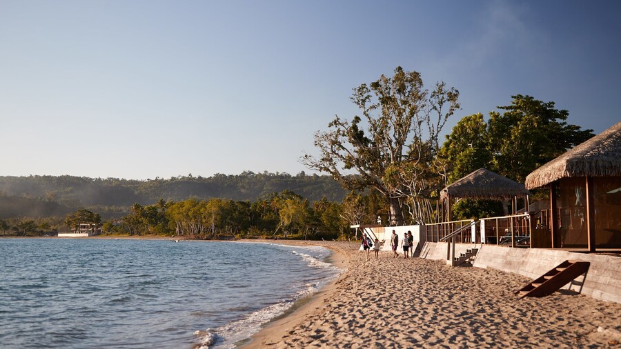 Vịnh Mele trong đó bao gồm quang cảnh miền nhiệt đới, bãi biển cát và cảnh bờ biển