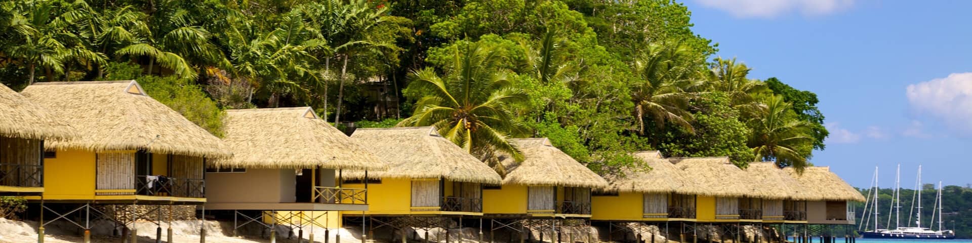 Isla Iririki ofreciendo un hotel de lujo o resort, vista general a la costa y escenas tropicales