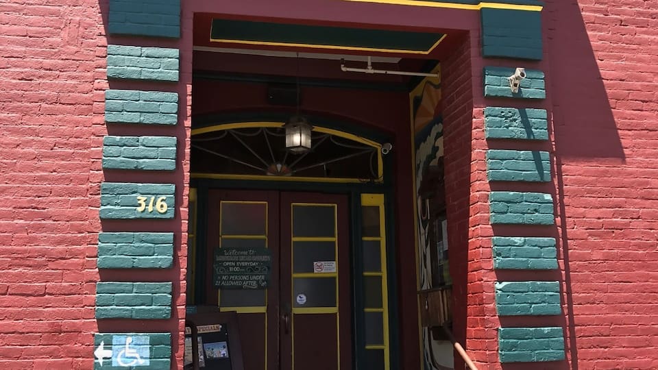 I went to college here in the 1980's and this place was a staple of campus life. It's awesome to see in 2017 things are still the same