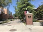 Un chemin piétonnier sur le campus, avec un panneau indiquant l’université d’État de Californie à Chico.