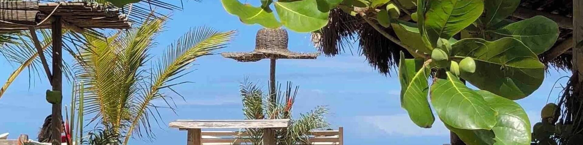 Linda praia dos Coqueiros.
Bar rústico e seleto, com drinks e petiscos deliciosos. Alugam espreguiçadeiras. Lugar com charme.