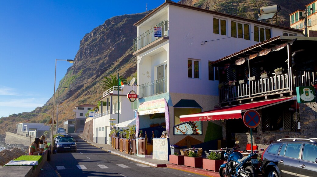 Paul do Mar bevat een huis, straten en een klein stadje of dorpje