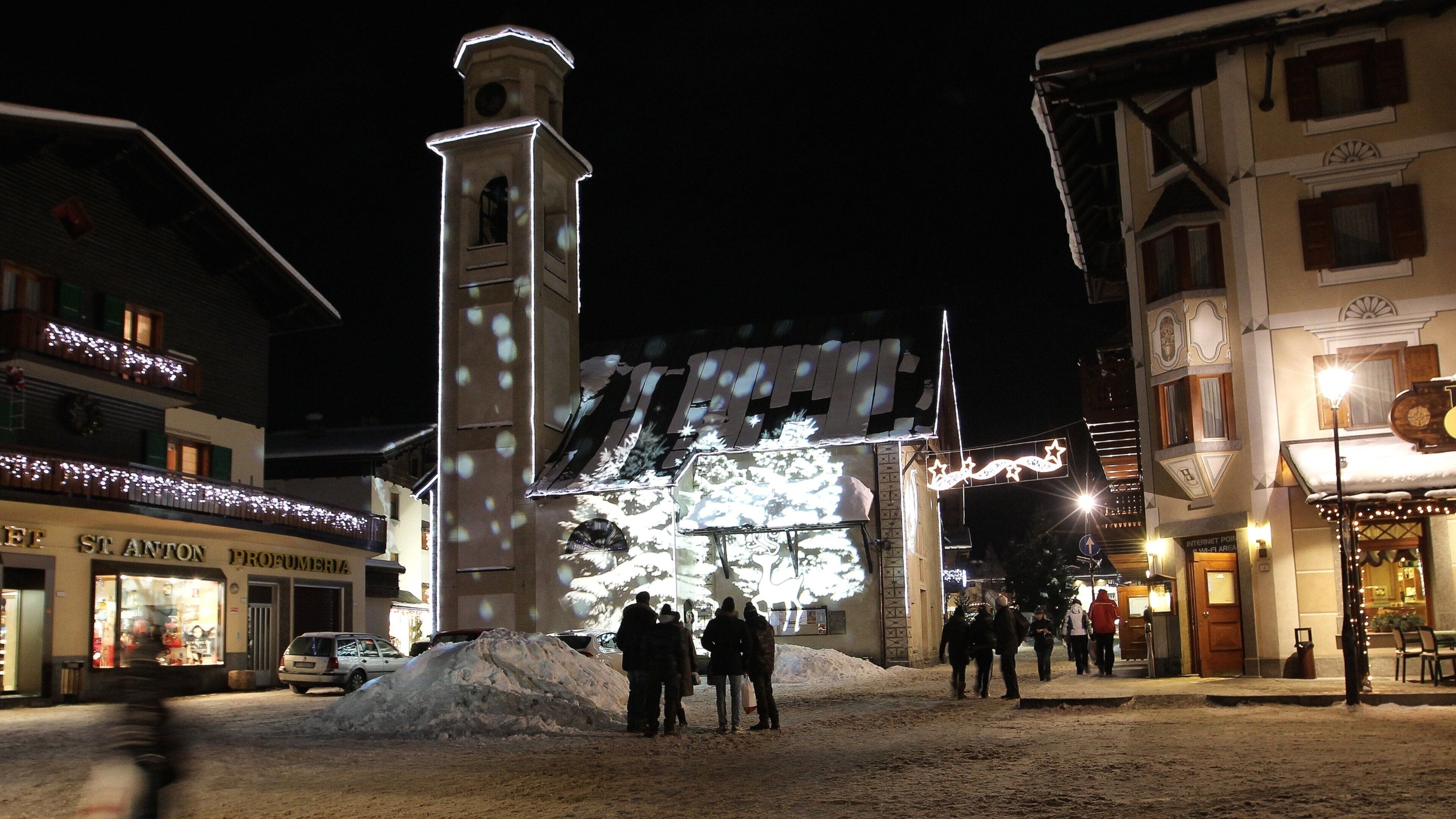 Livigno que incluye escenas de noche, una plaza y vida nocturna
