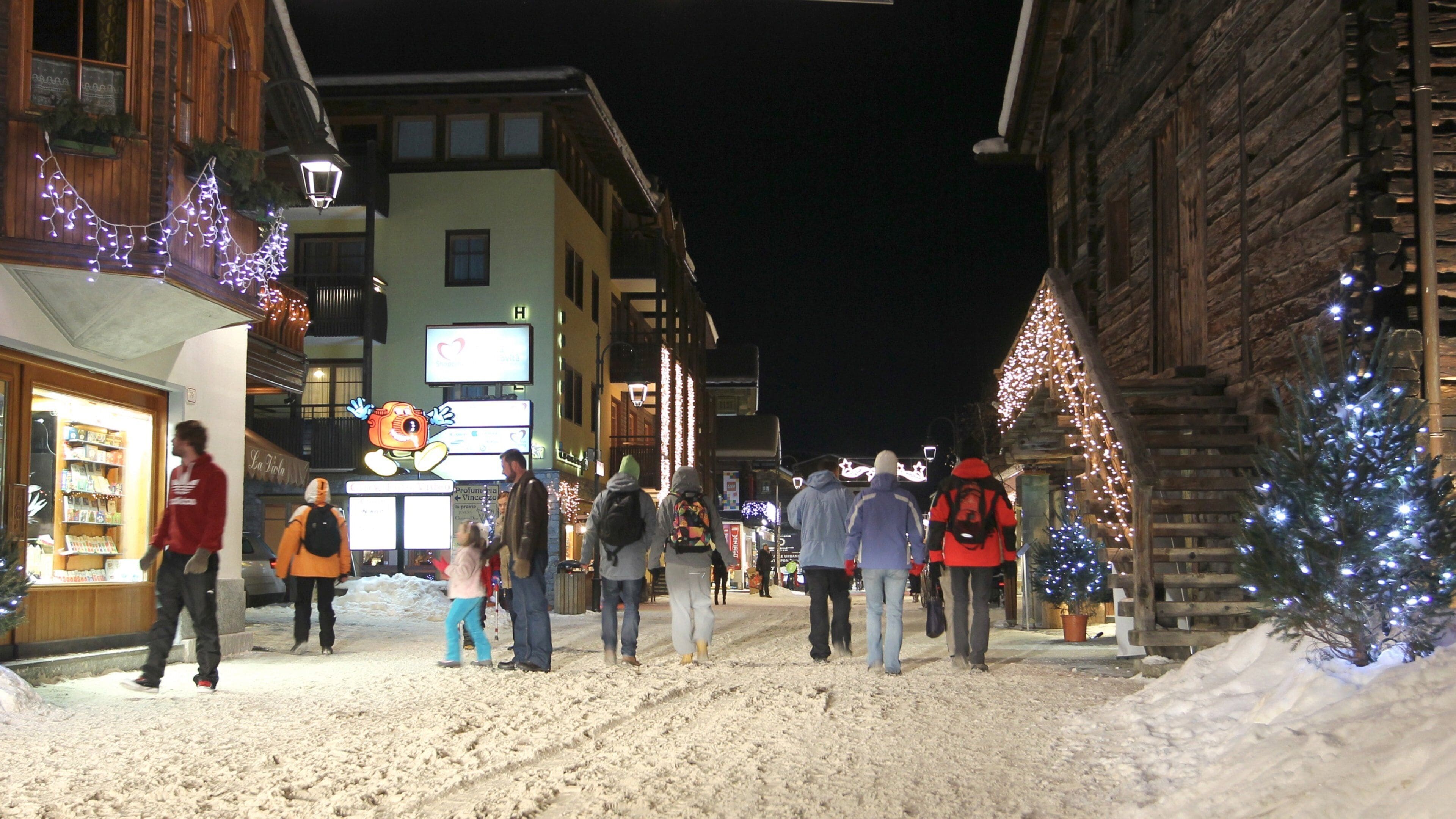 Livigno mostrando vida nocturna, una pequeña ciudad o aldea y nieve