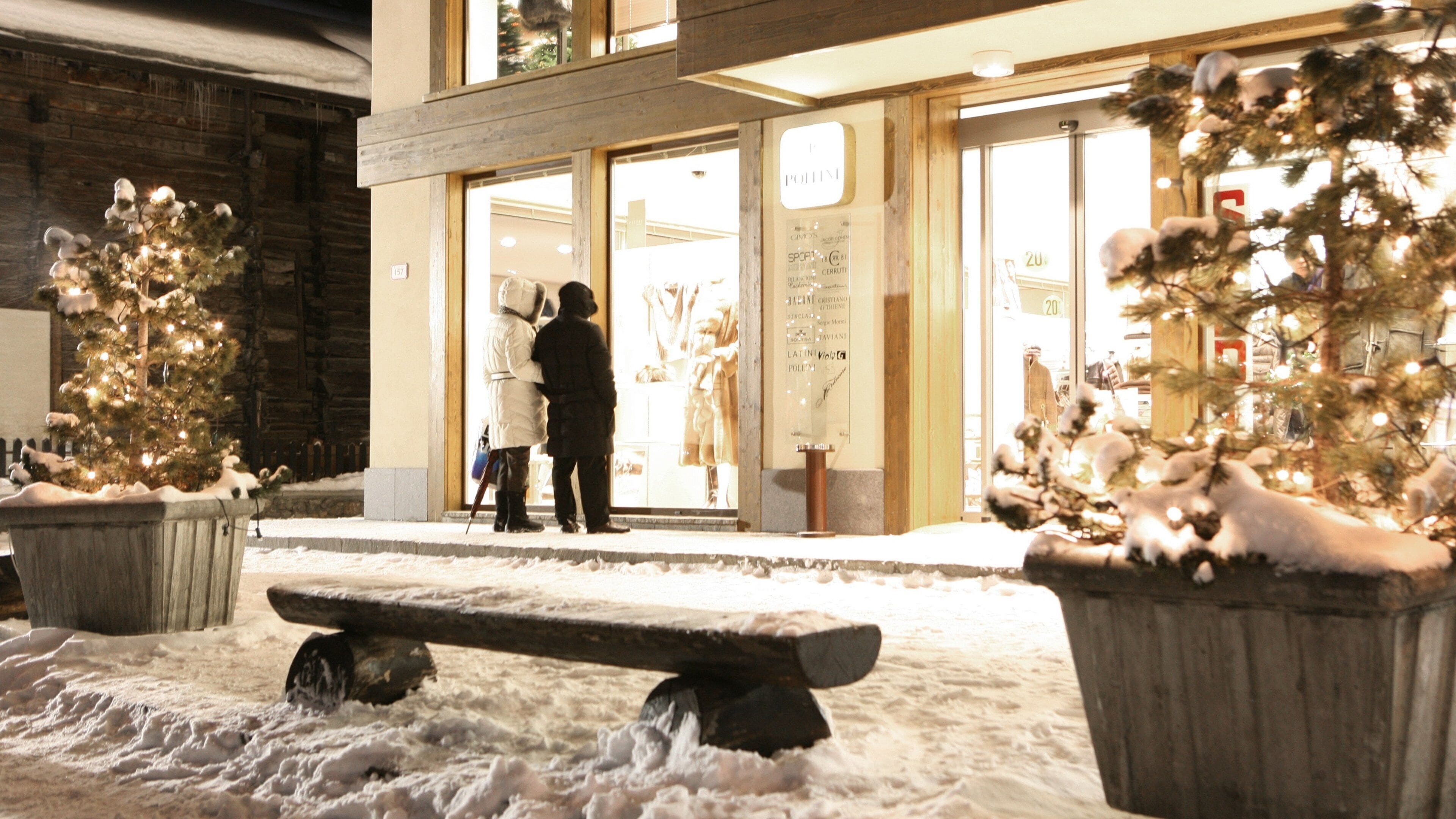 Livigno que incluye vida nocturna, una pequeña ciudad o aldea y nieve