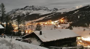 Livigno fasiliteter samt fjell, snø og nattbilder