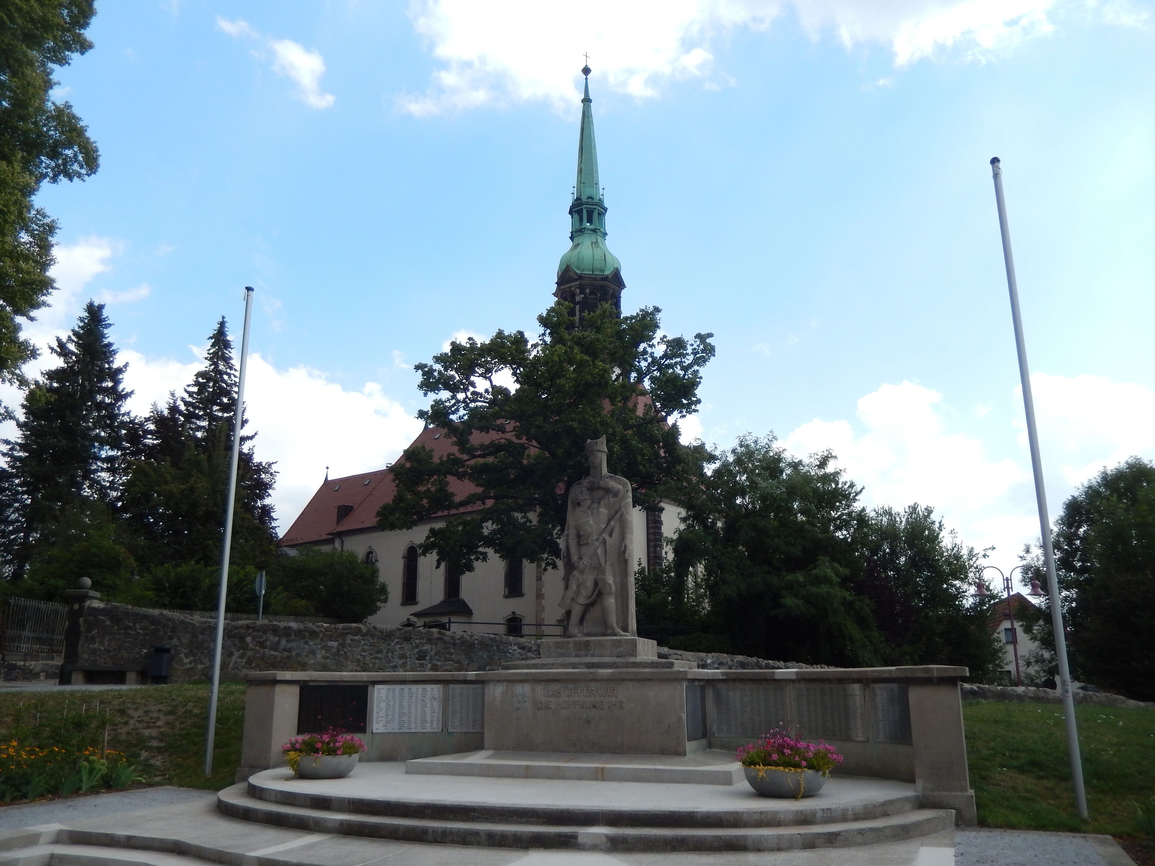 Kriegerdenkmal 1927 Radeberg vom Bildhauer Paul Berger aus Dresden. Im Hintergrund die Stadtkirche "Zum Heiligen Namen Gottes"