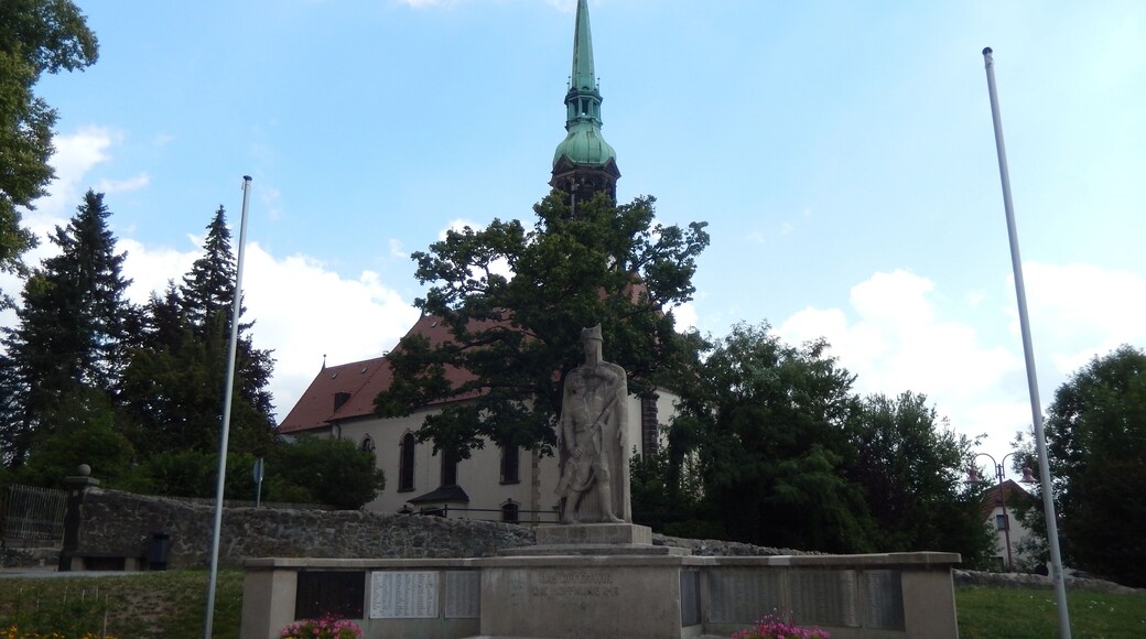Kriegerdenkmal 1927 Radeberg vom Bildhauer Paul Berger aus Dresden. Im Hintergrund die Stadtkirche "Zum Heiligen Namen Gottes"