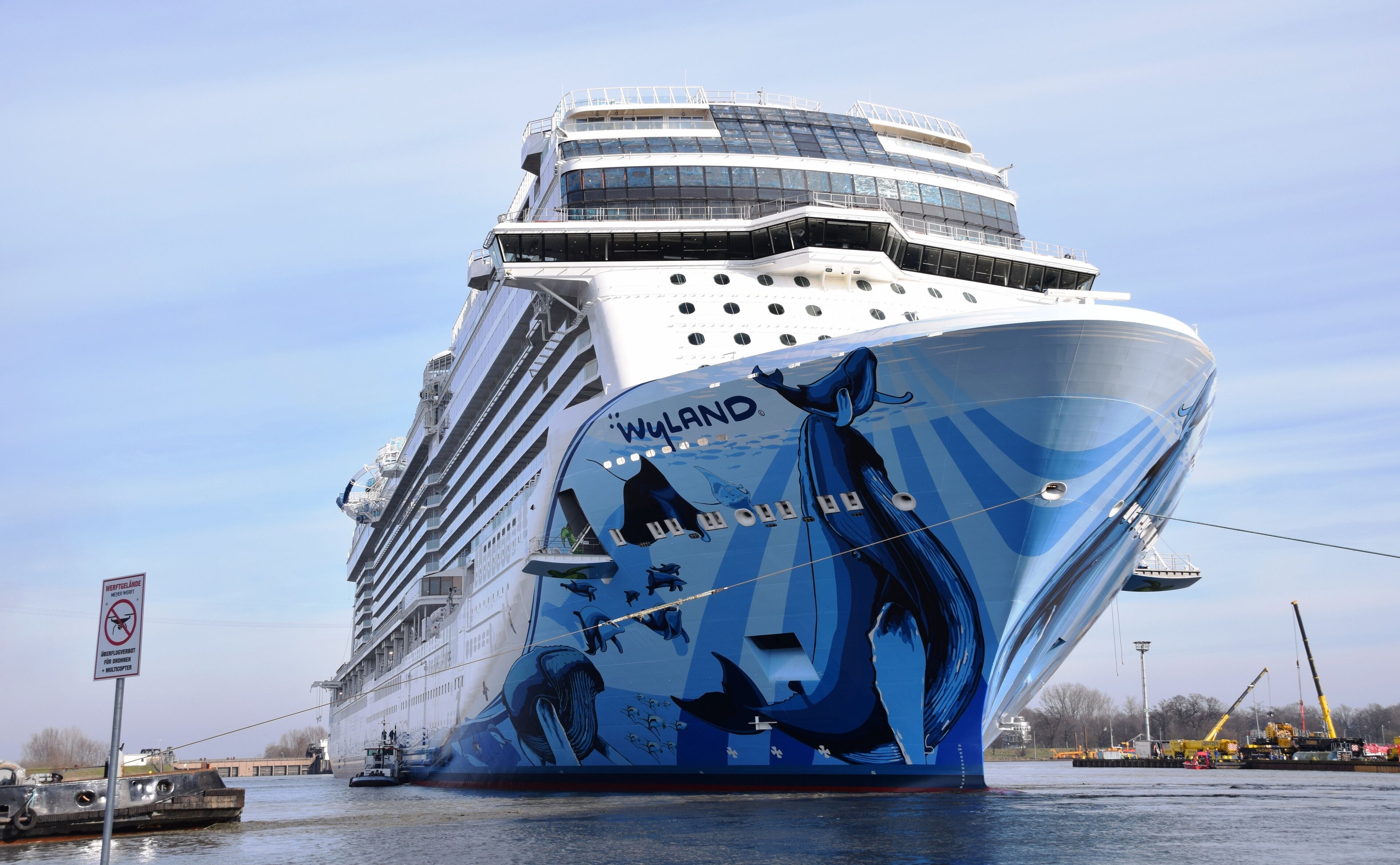 Norwegian Bliss (tugboat Radbod in the bottom left-hand corner)