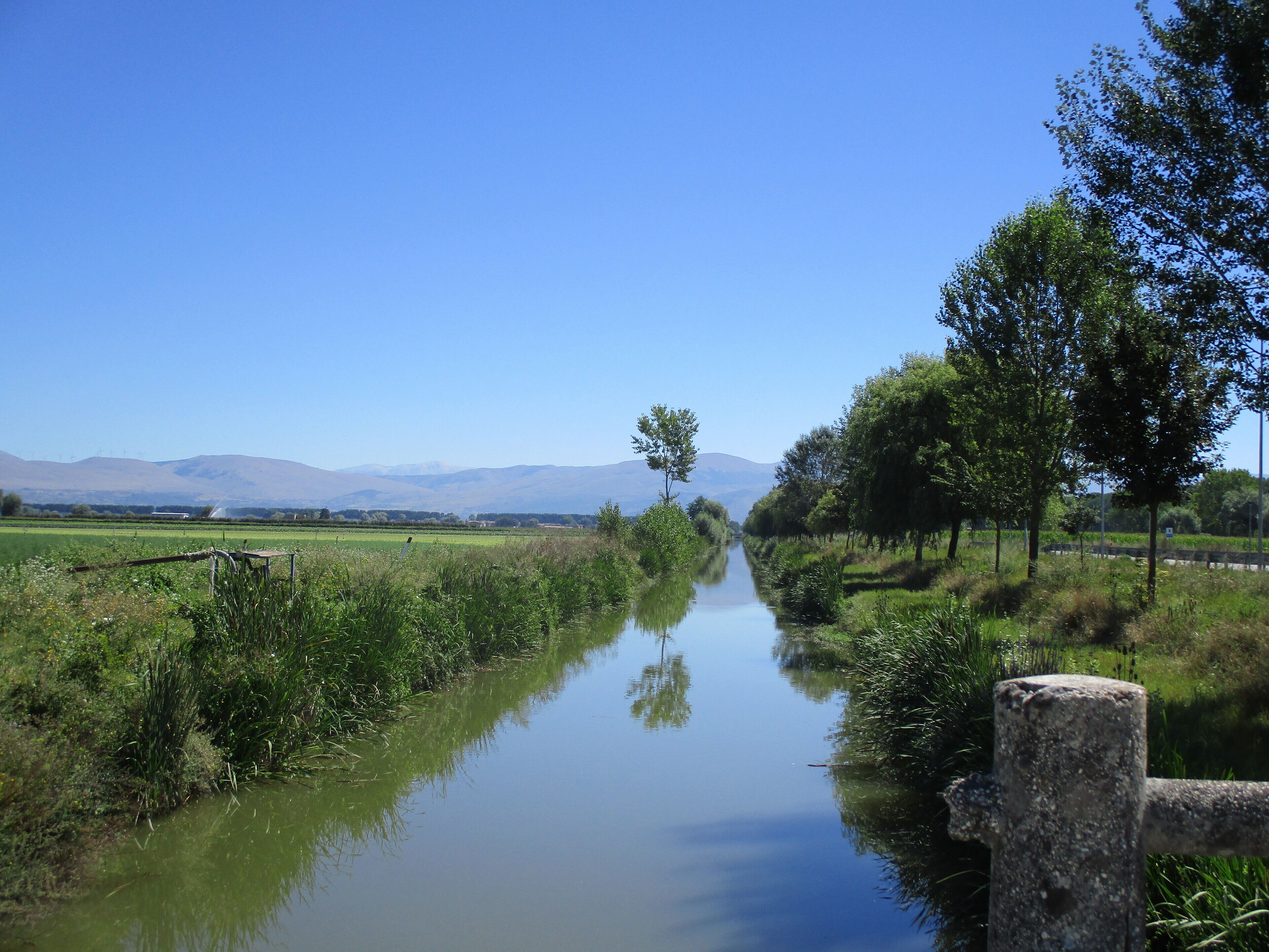 Uno dei canali del Fucino