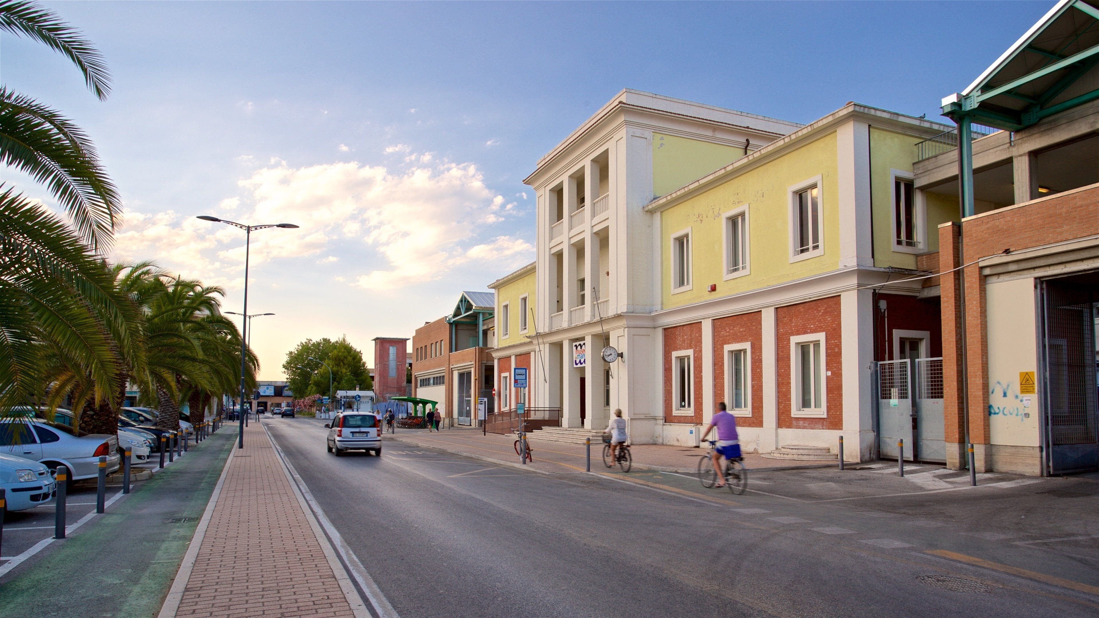 San Benedetto del Tronto som omfatter en solnedgang og cykling såvel som en lille gruppe mennesker