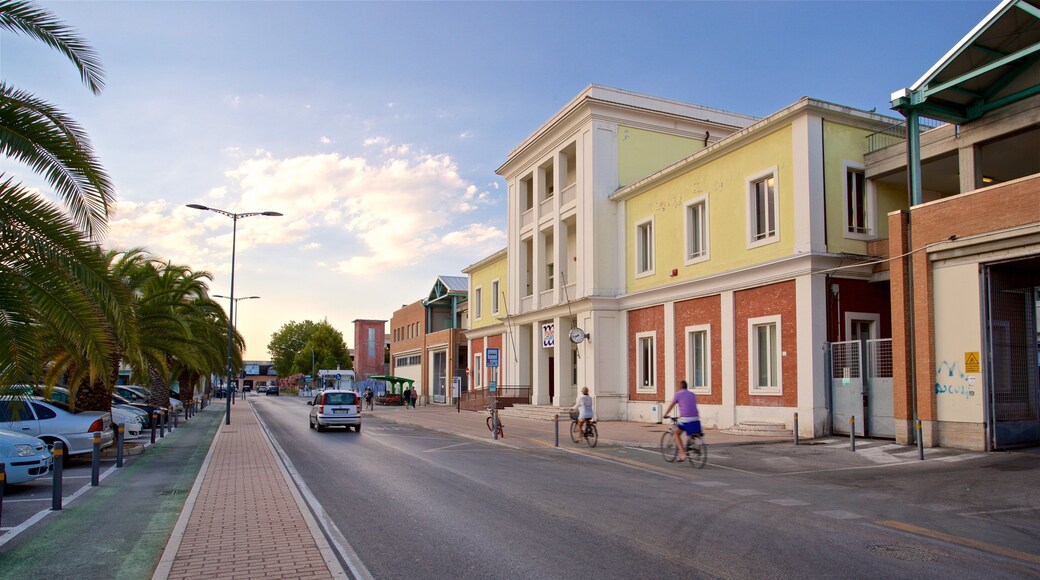 San Benedetto del Tronto som omfatter en solnedgang og cykling såvel som en lille gruppe mennesker