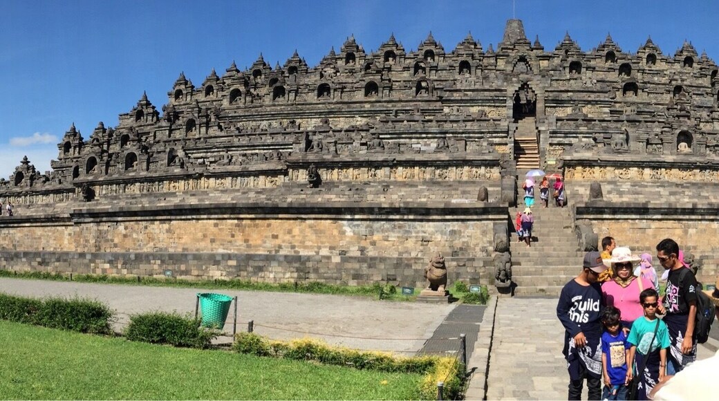 The largest Buddhist monument in the world found not in China but in the Muslim country of Indonesia. This magnificent monument was buried under volcanic ashes for as many as over 500 years! It is now a UNESCO world heritage site.
#unesco #architecture