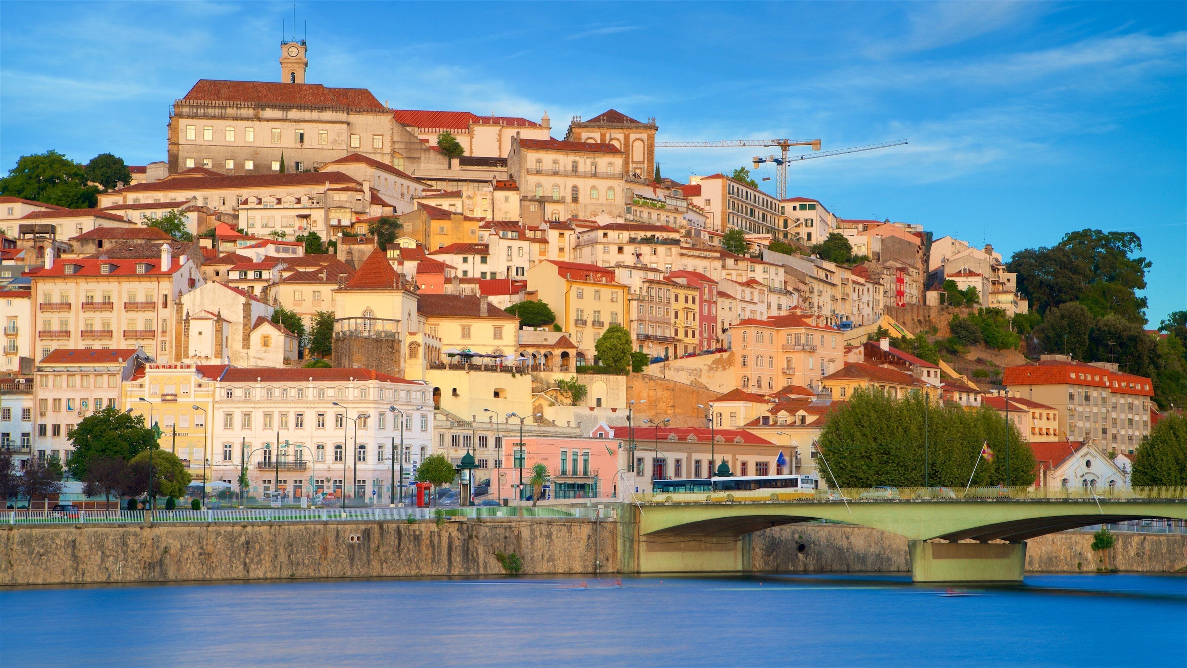 Un paisaje urbano histórico con un río, un puente y una mezcla de edificios coloridos.