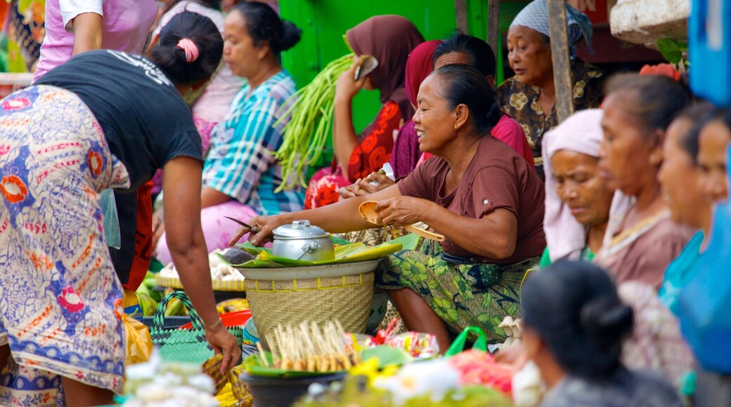 Bãi biển Tanjung có tính năng chợ cũng như nhóm lớn
