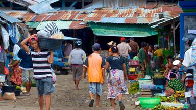 Tanjung que incluye mercados, una pequeña ciudad o pueblo y escenas urbanas