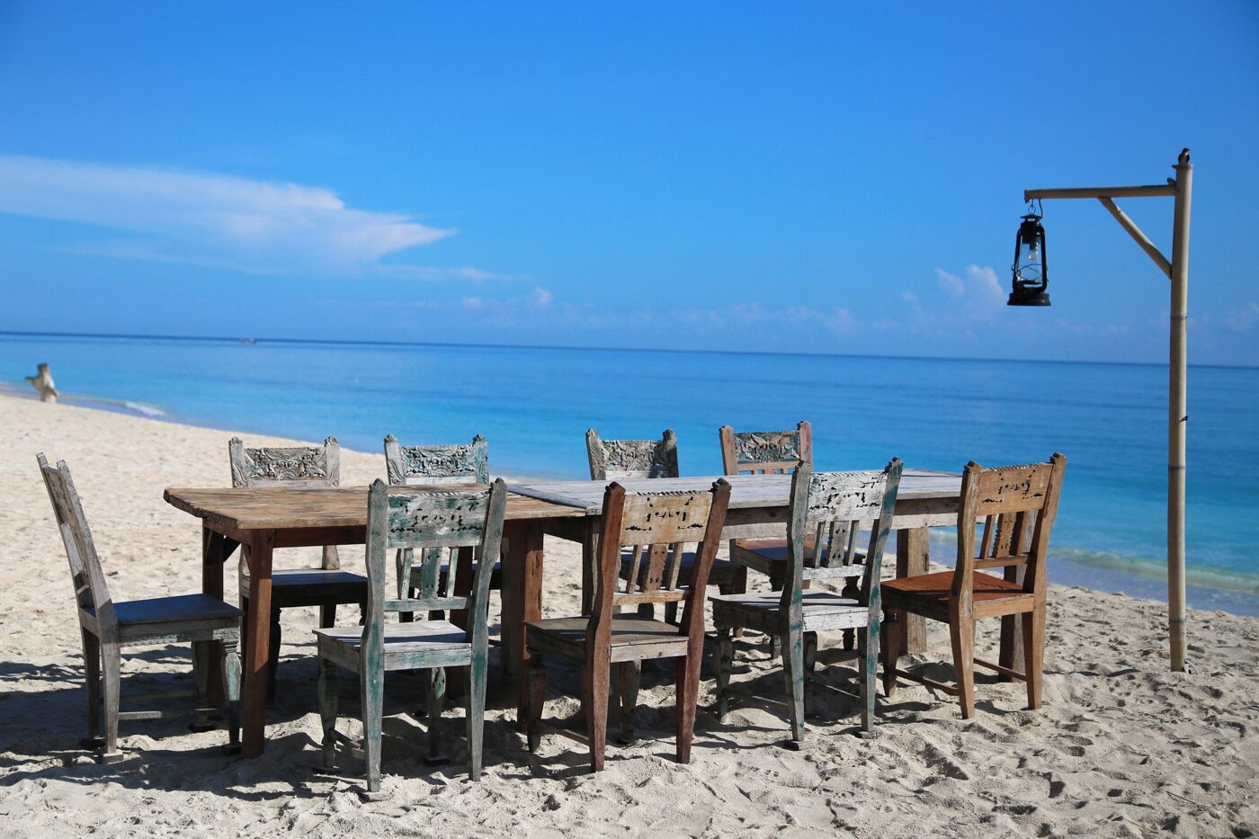 A dining room table on the beach? Yes! Hotel Tugu in Lombok, Indonesia offers every meal (including afternoon tea!) right at the ocean's edge. #beach