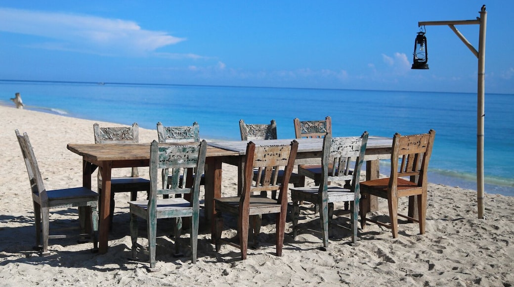 A dining room table on the beach? Yes! Hotel Tugu in Lombok, Indonesia offers every meal (including afternoon tea!) right at the ocean's edge. #beach