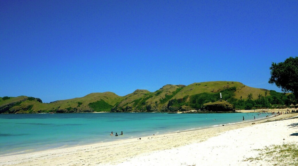 This beach has the whitest sand and bluest waters I’ve ever seen!
On Sundays it’s ridiculously busy with locals so prepare to feel like a zoo animal as people stare, wave and take photos of you.
You have to pay 5000 rupiah to park your scooter (maybe just a tourists fee…).
There are lots of bracelet kids and sarong/t-shirt sellers so get your “no thanks” face ready. The beach really is beautiful though.
#indonesia #lombok #kuta #beach