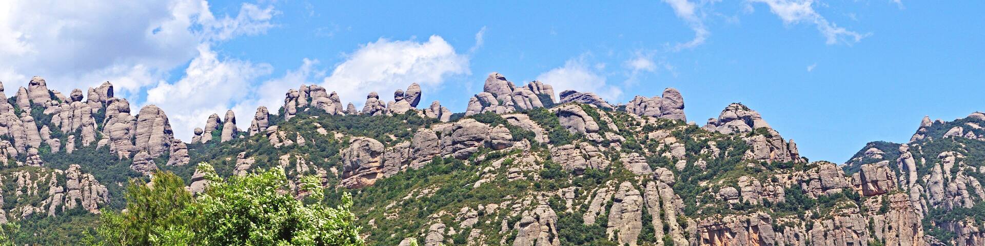 Vista de las montañas de Montserrat con ermita de la salud desde Collbato en Barcelona, Catalunya, España, Europa