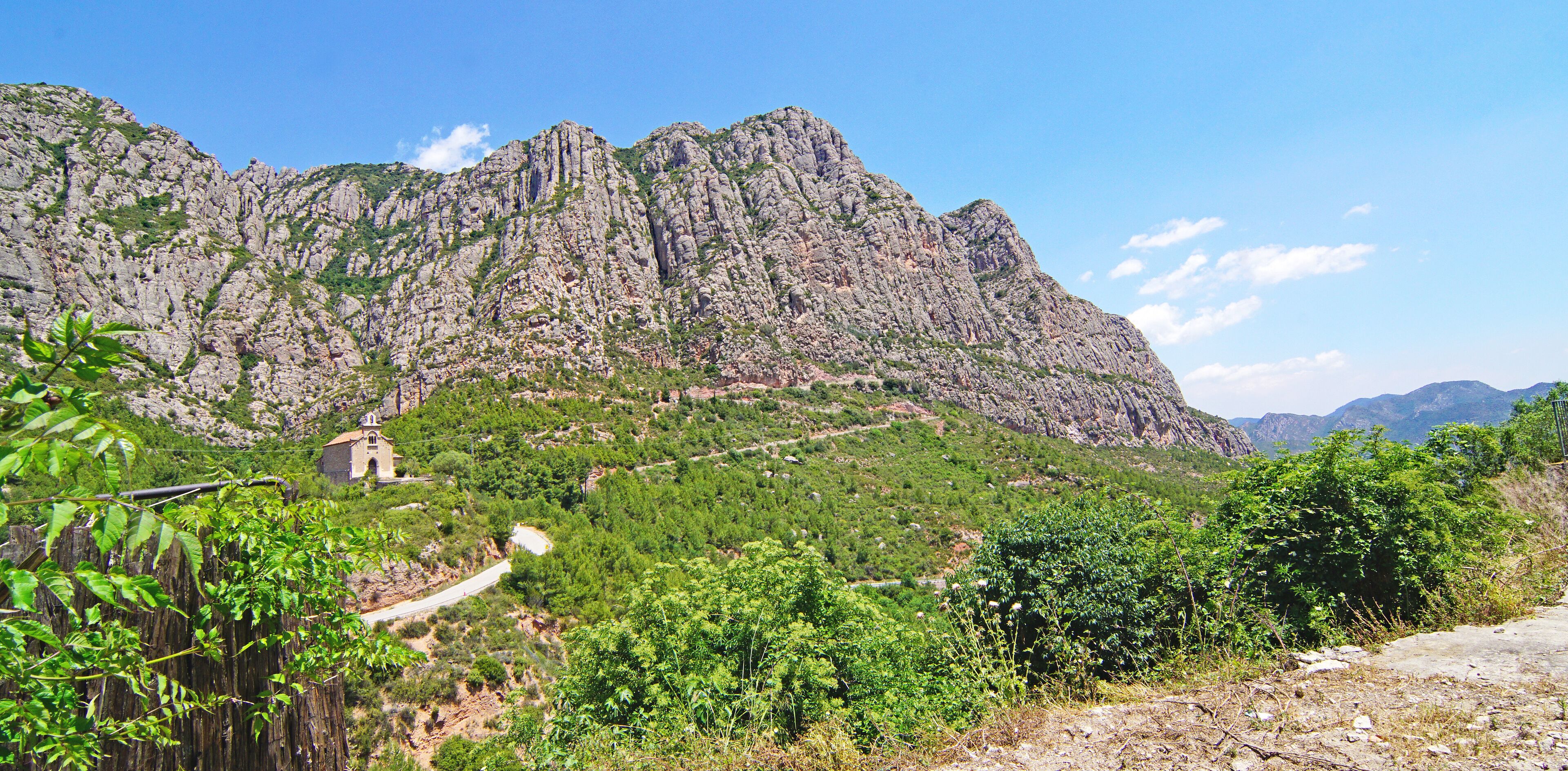 Vista de las montañas de Montserrat con ermita de la salud  desde Collbato en Barcelona, Catalunya, España, Europa
