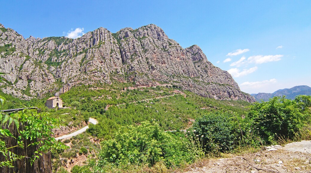 Vista de las montañas de Montserrat con ermita de la salud desde Collbato en Barcelona, Catalunya, España, Europa