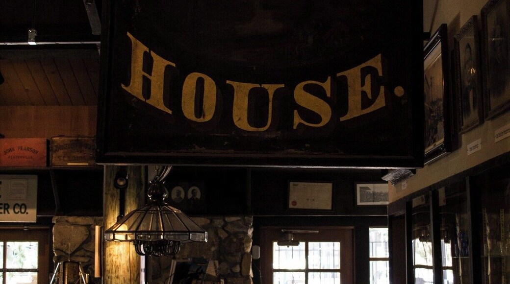 Picture of the house is located here:
http://www.trover.com/d/S7Ac