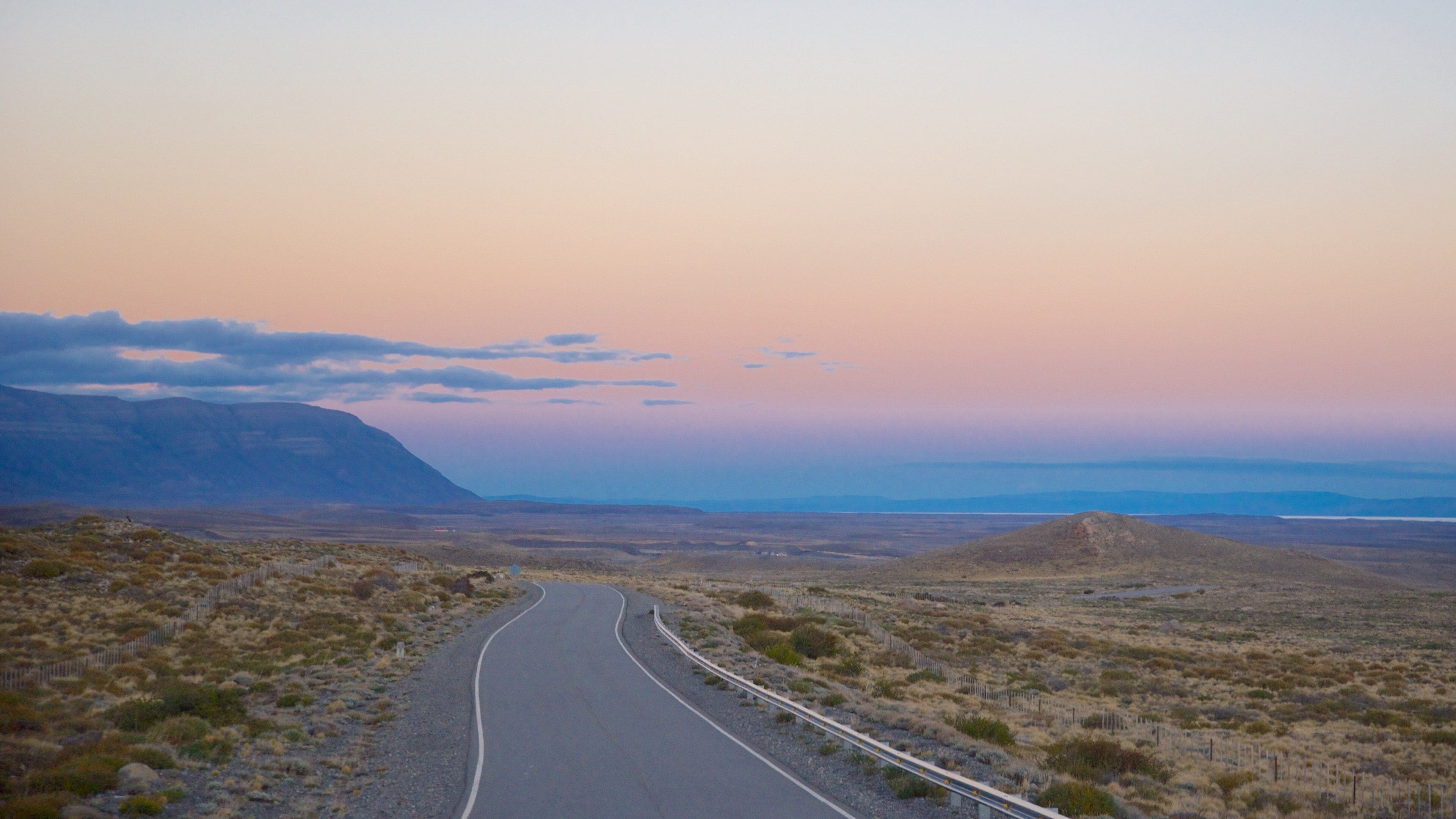 El Chaltén bevat vredige uitzichten, woestijnen en een zonsondergang