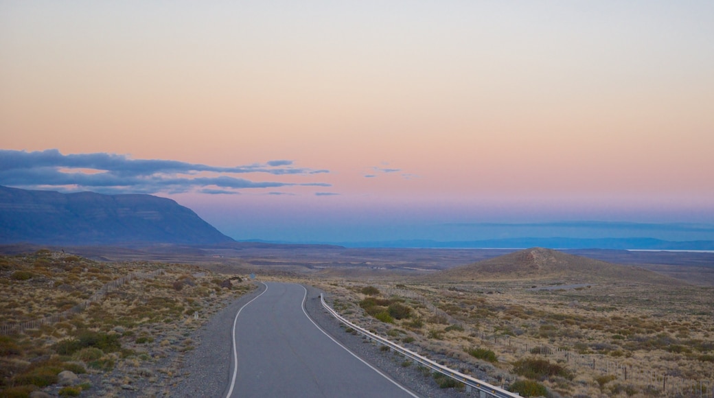 El Chaltén bevat vredige uitzichten, woestijnen en een zonsondergang