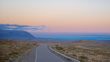 El Chaltén ofreciendo una puesta de sol, escenas tranquilas y vistas al desierto