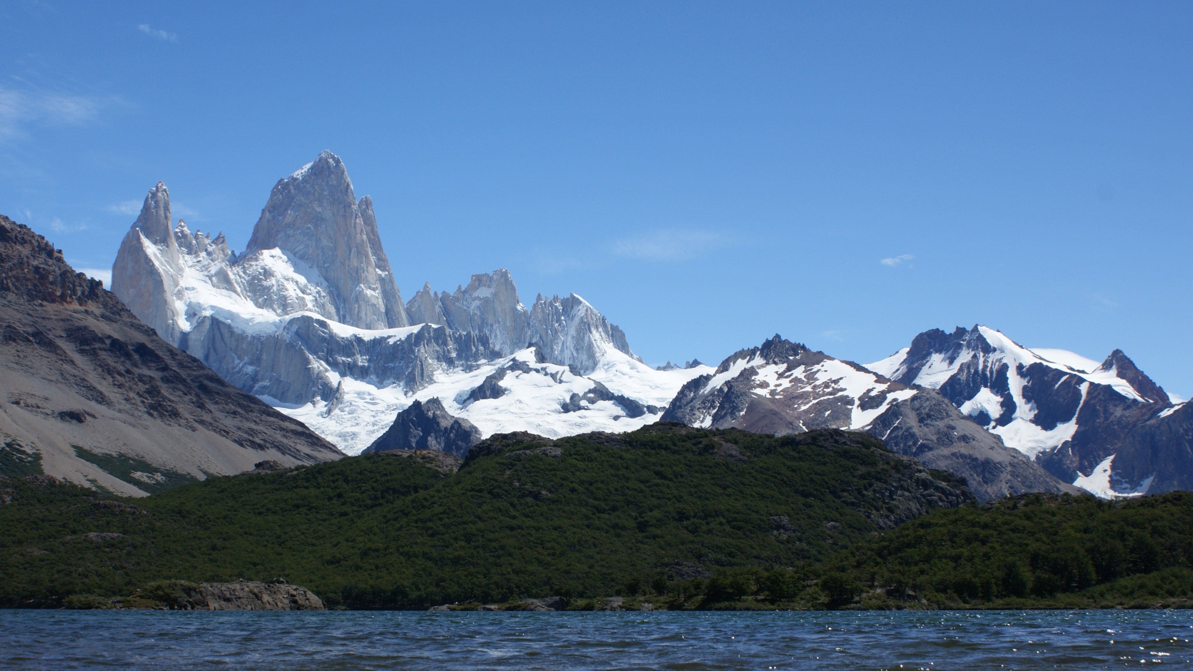 El Chalten showing snow and mountains