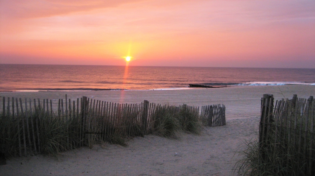 Rehoboth Beach welches beinhaltet Sonnenuntergang, allgemeine Küstenansicht und Strand