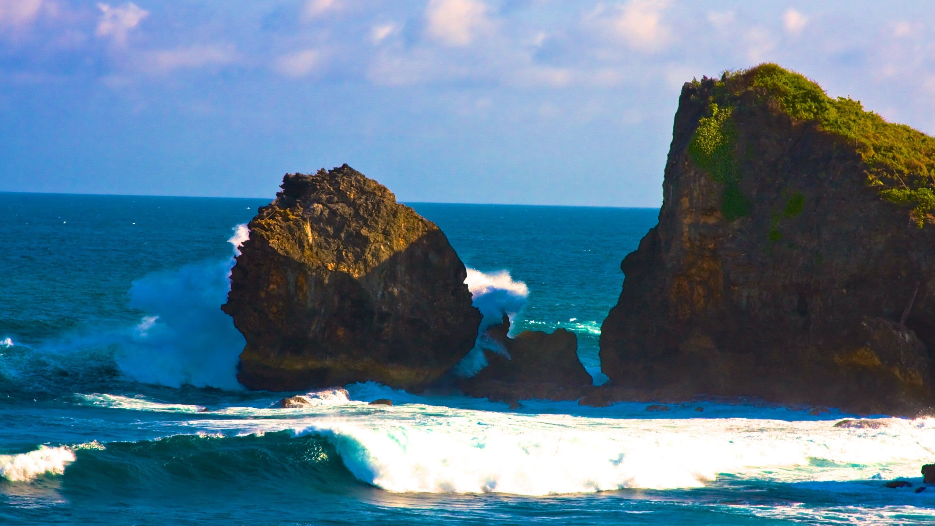 센트럴 자바 을 특징 암석 해안선