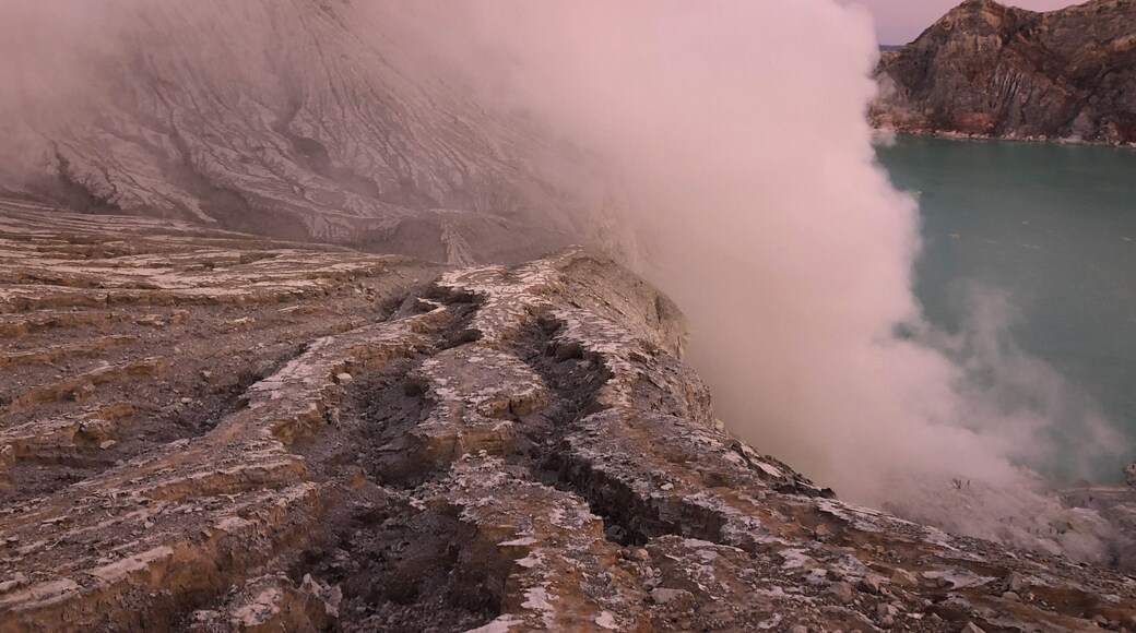 Very strong sulphuric smell; need to bring gas mask here