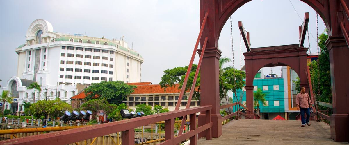 Oud Jakarta toont een brug en een rivier of beek
