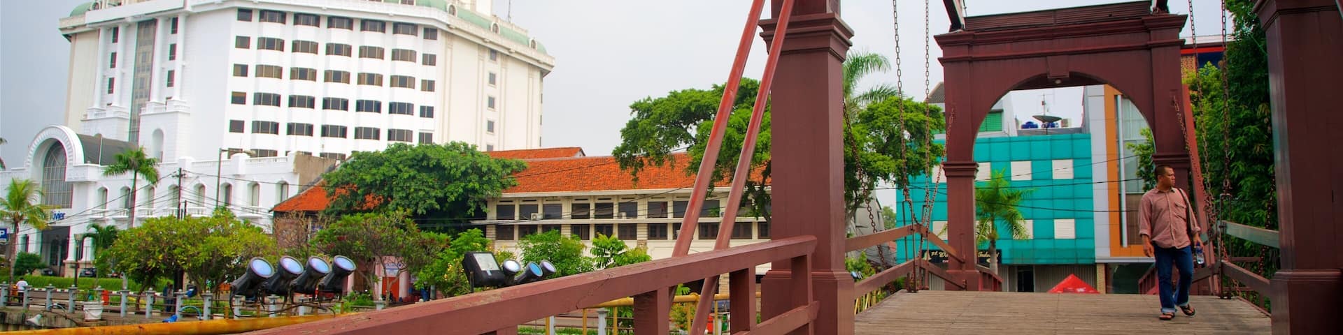 Vieille ville de Jakarta montrant riviĂšre ou ruisseau et pont