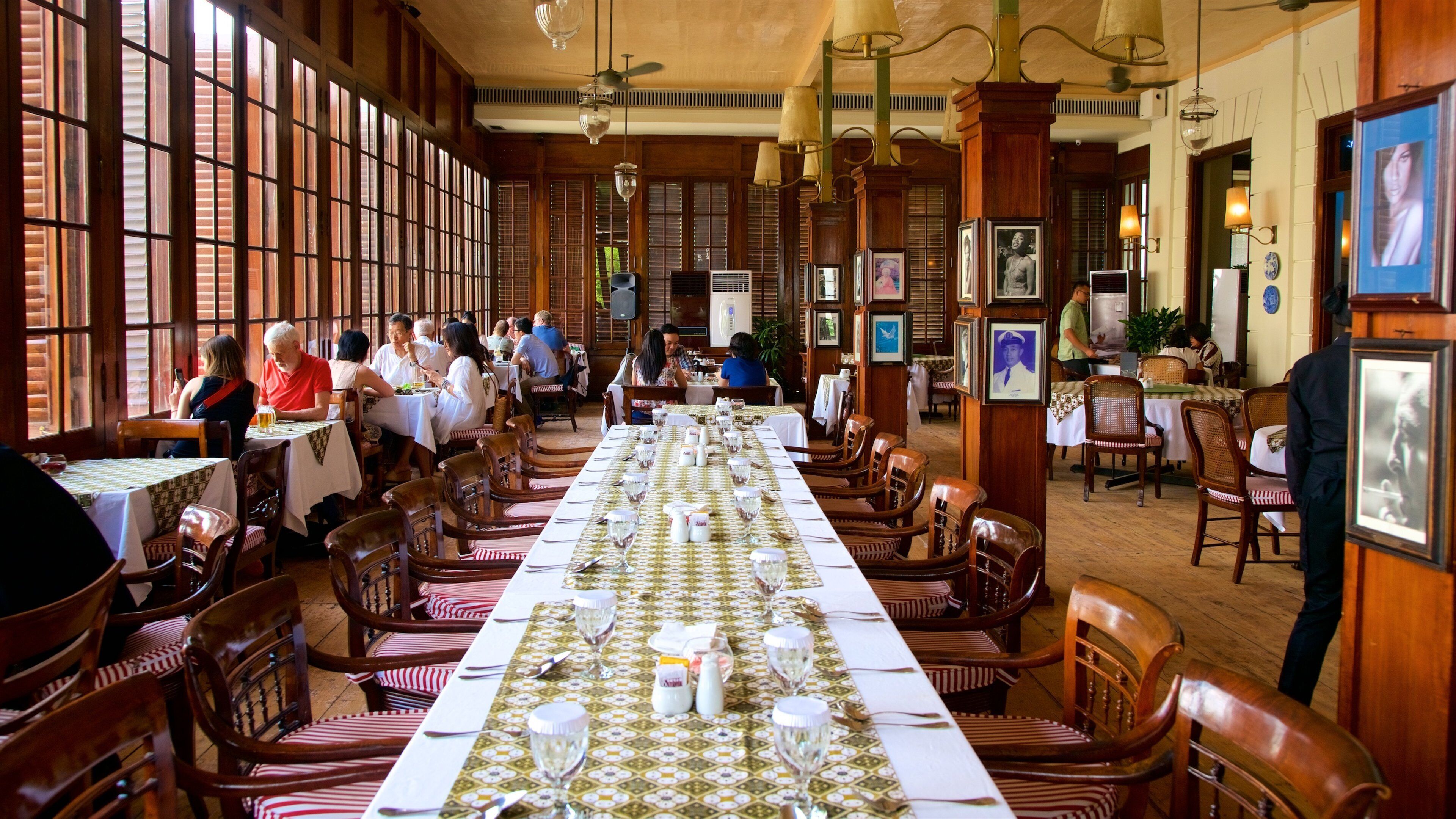 Giacarta vecchia caratteristiche di oggetti d\'epoca e vista interna cosi come un piccolo gruppo di persone