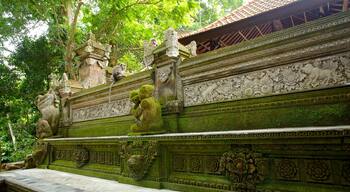 Affenwald von Ubud das einen Tempel oder Andachtsstätte und historische Architektur