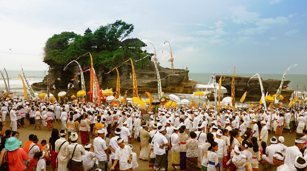 Tanah Lot Temple showing general coastal views as well as a large group of people