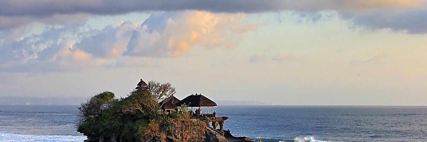 Tanah Lot is 1 of most popular tourist spots in Bali and I guess for good reasons. It used to be free to enter the area but like anything else in Bali nowadays, a fee is required. People usually come here to shoot wedding photos and looking at the massive waves, they would be amazing shots! #beach #goldenhour