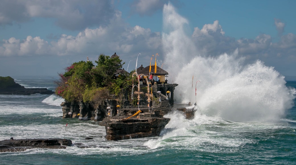 Tanah Lot showing general coastal views, waves and island images