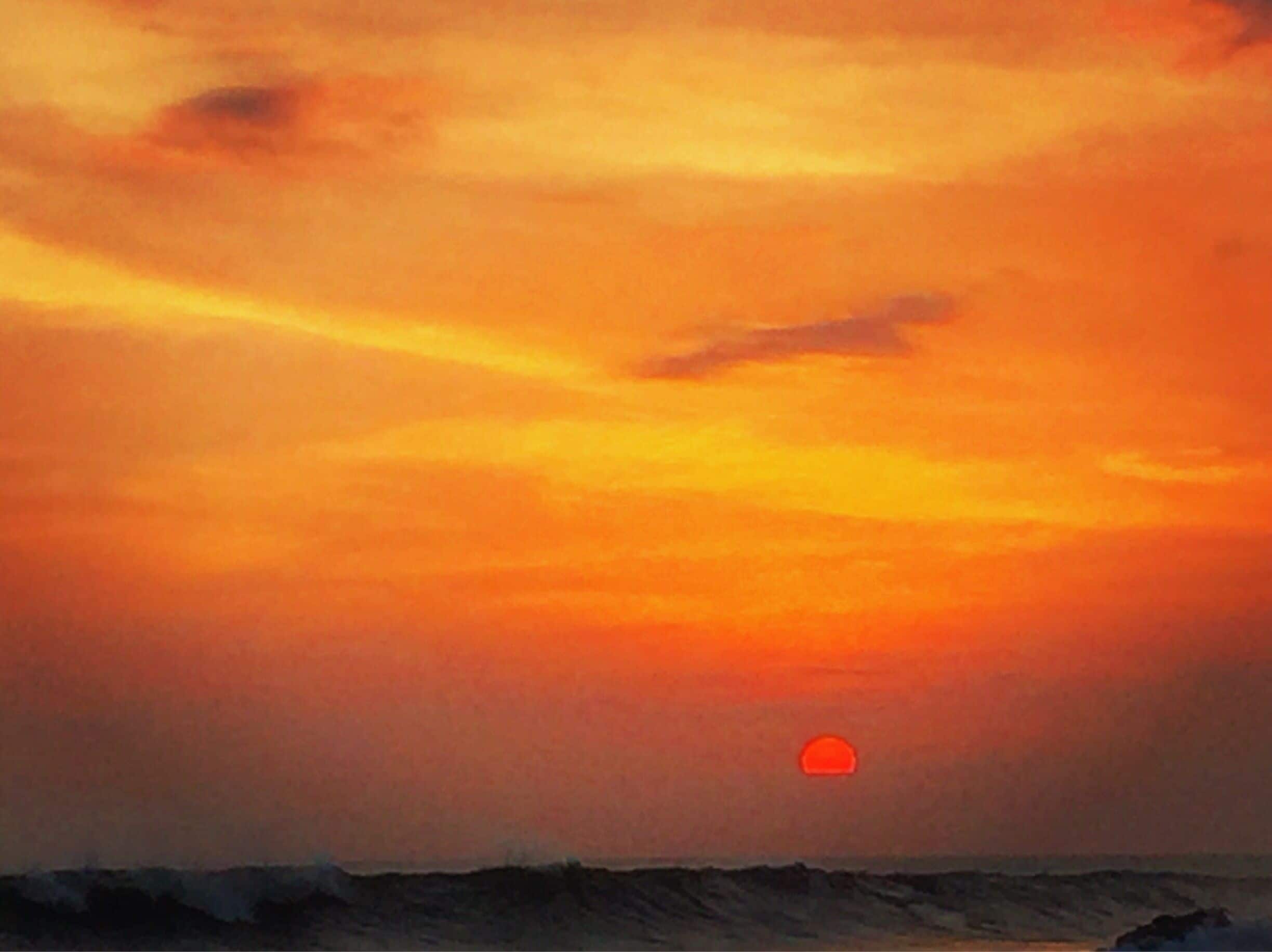 Sunset 🌅 : A beautiful phenomenon which happens everyday . Let's go and escape in Nature ☀️❤️💜💞
#bali #sunset #patterns