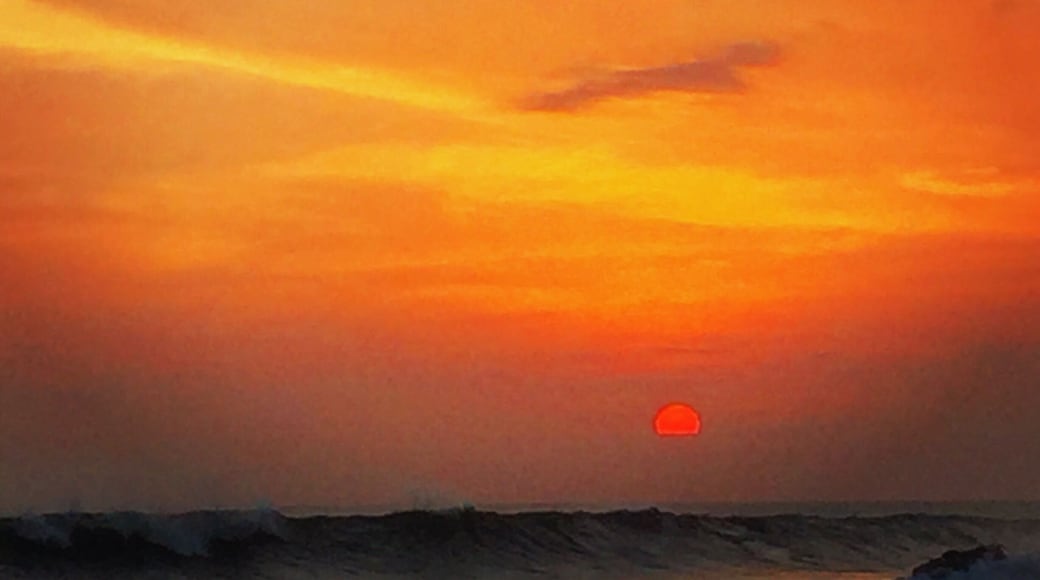 Sunset 🌅 : A beautiful phenomenon which happens everyday . Let's go and escape in Nature ☀️❤️💜💞
#bali #sunset #patterns