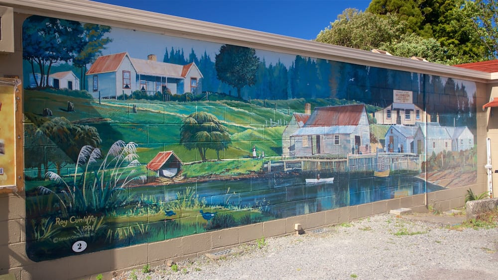 Une fresque représentant un paysage rural avec des maisons, une rivière et un bateau.