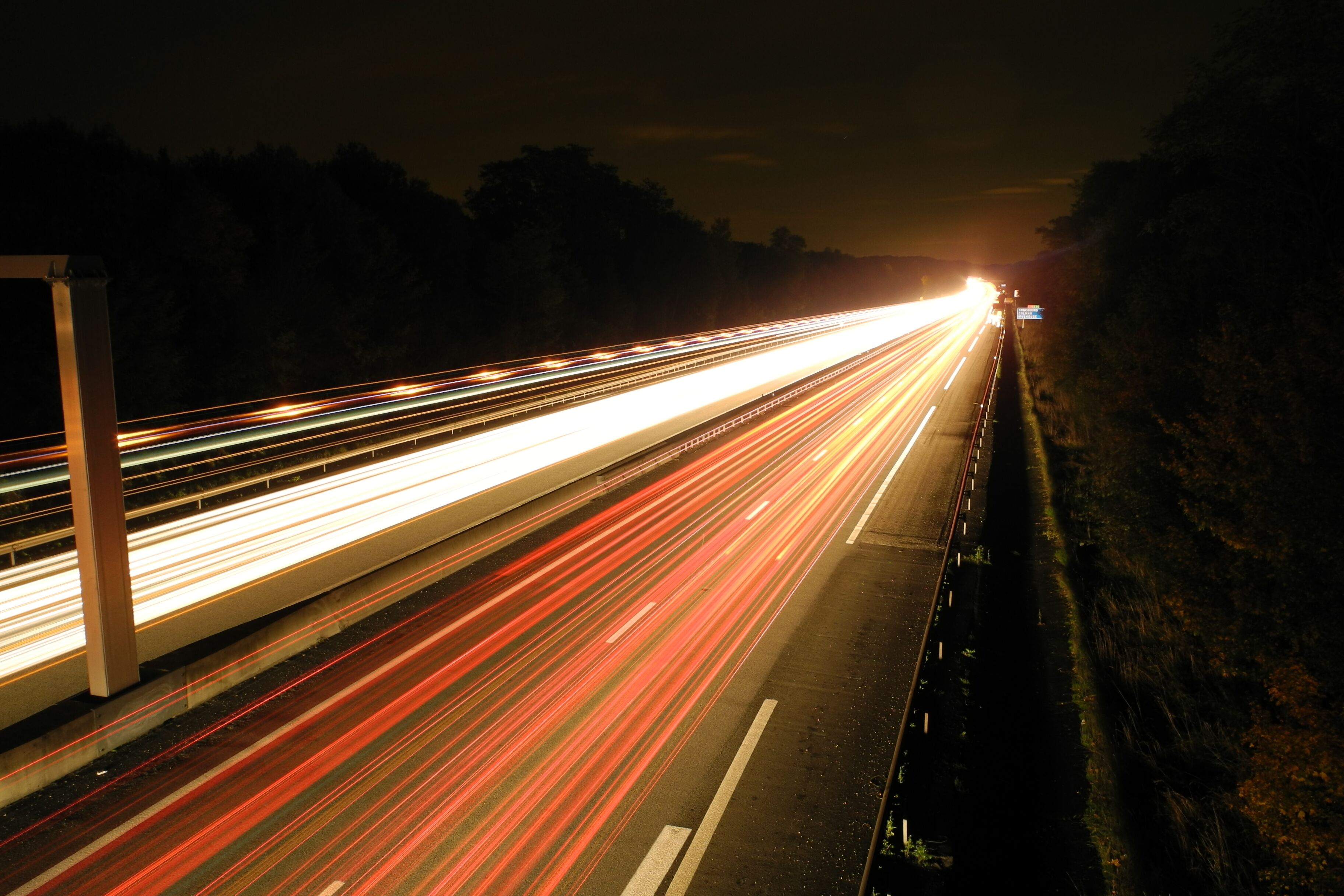 This file was uploaded with Commonist. Filés de voitures. Image composée de 2 photos de 60 secondes de pose chacune.