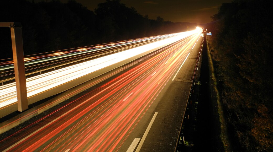 This file was uploaded with Commonist. Filés de voitures. Image composée de 2 photos de 60 secondes de pose chacune.